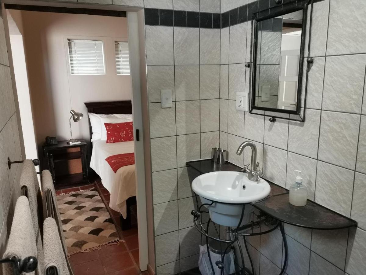 Londiningi Guesthouse Виндхук Экстерьер фото